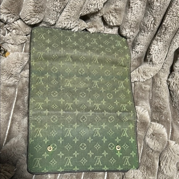Louis Vuitton Green Satchel with Quilted Design/with Wallet - Picture 14 of 16